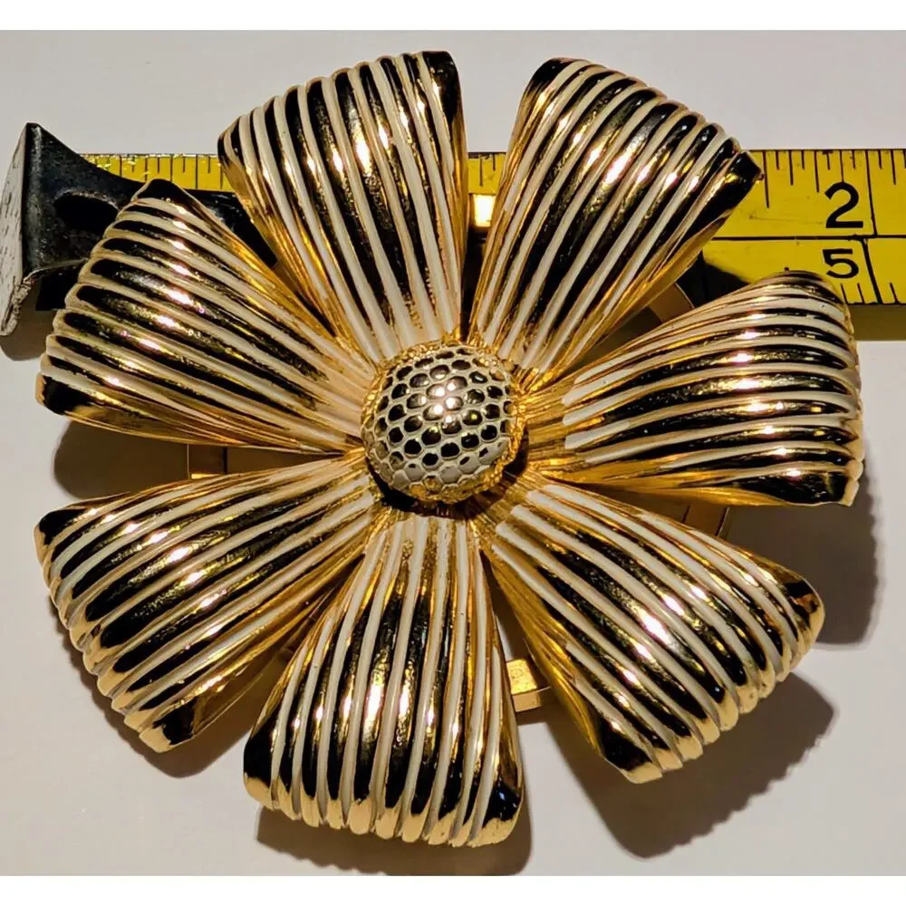 Vtg Daisy Gold Tone Brooch 2